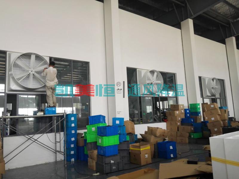 工廠安裝<a href=http://www.enjoy-serie.com/33.html target='_blank'>負(fù)壓風(fēng)機(jī)</a> 工廠安裝負(fù)壓風(fēng)機(jī)